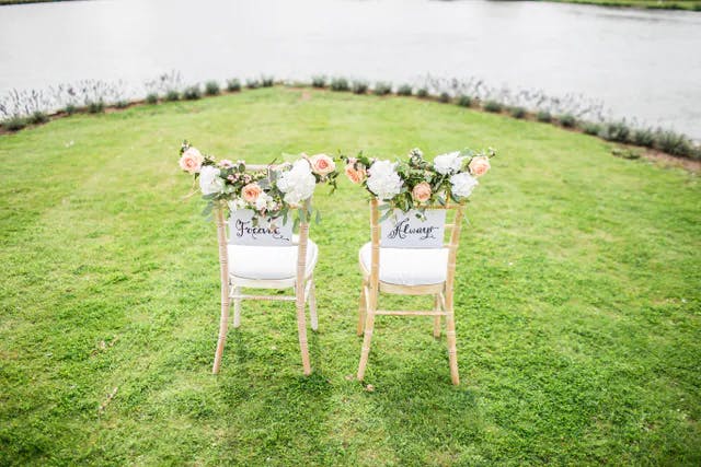 Hochzeitslocation mit 2 Stühlen am Fluss