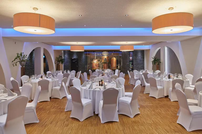 Gedeckter Saal mit Stuhlhussen für Hochzeitsessen im Steakhouse Bahnhof Grindel 6