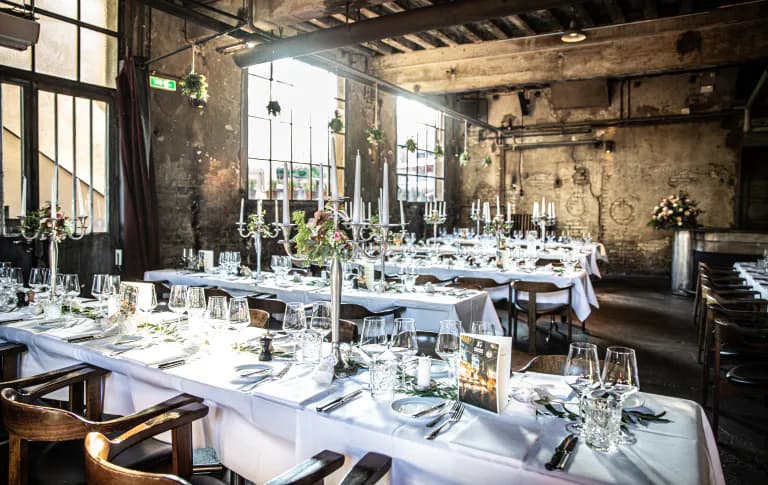 Hochzeitssaal in der Giesserei Oerlikon mit gedeckten Tischen